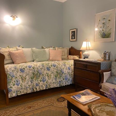 Montrose Inn Belleville Bagian luar foto
