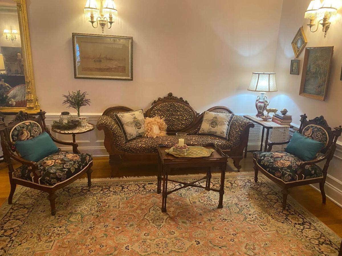 Montrose Inn Belleville Bagian luar foto