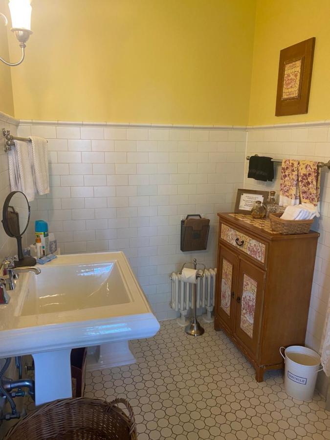 Montrose Inn Belleville Bagian luar foto