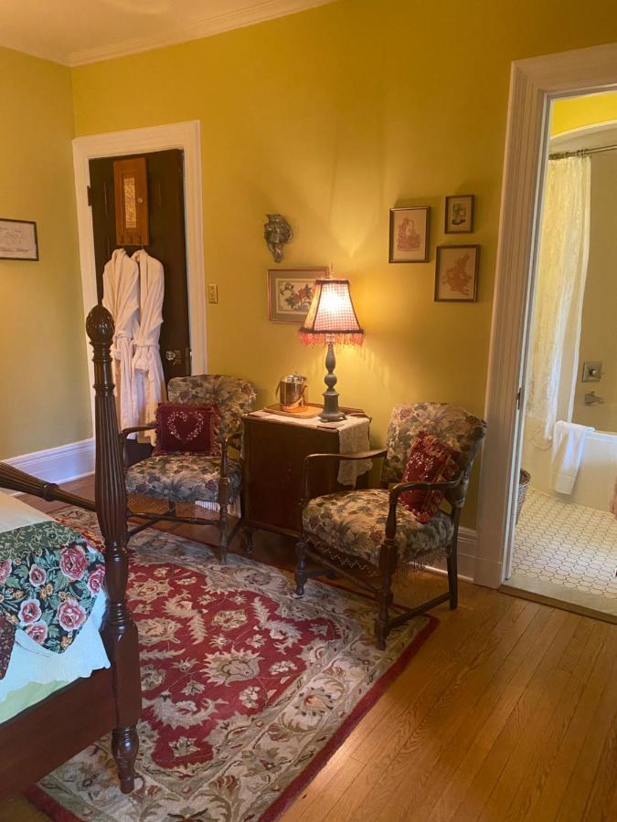 Montrose Inn Belleville Bagian luar foto