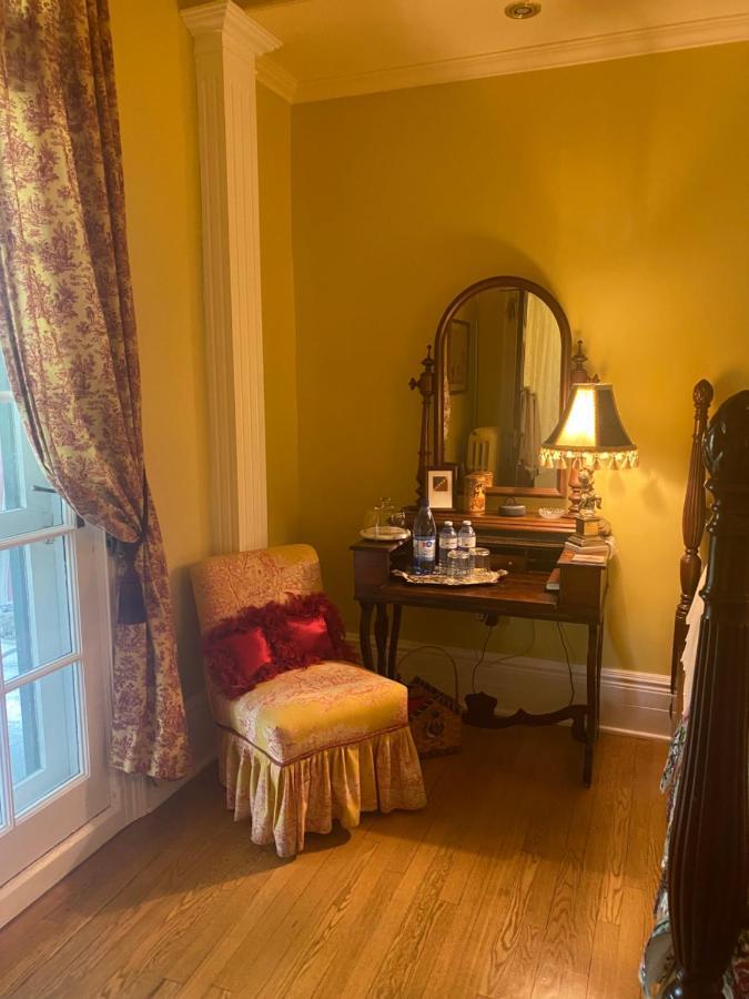Montrose Inn Belleville Bagian luar foto