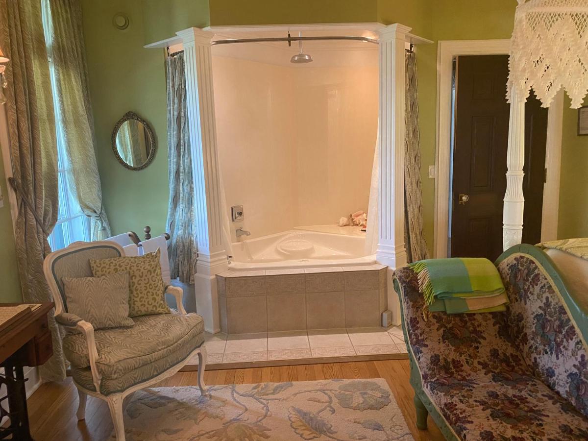 Montrose Inn Belleville Bagian luar foto