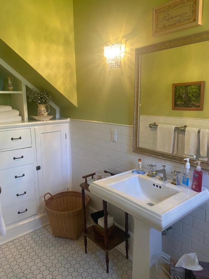 Montrose Inn Belleville Bagian luar foto