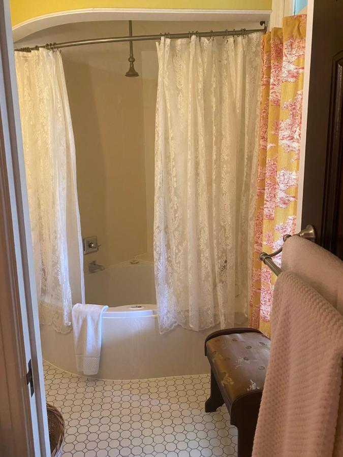 Montrose Inn Belleville Bagian luar foto