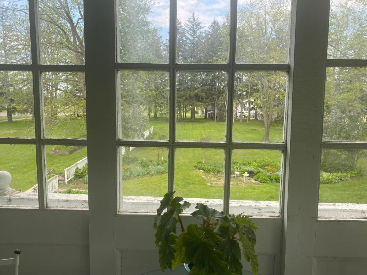 Montrose Inn Belleville Bagian luar foto