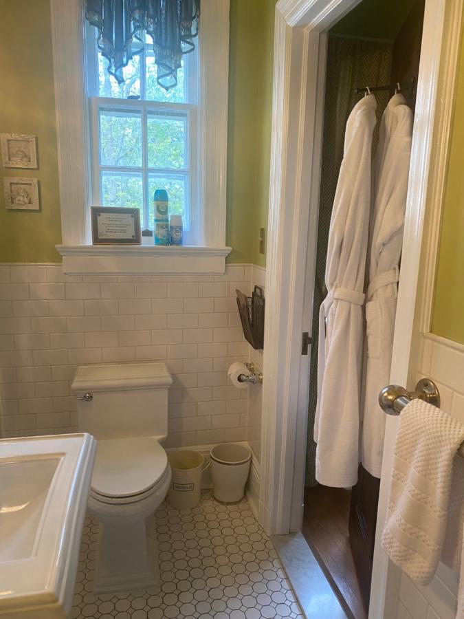 Montrose Inn Belleville Bagian luar foto