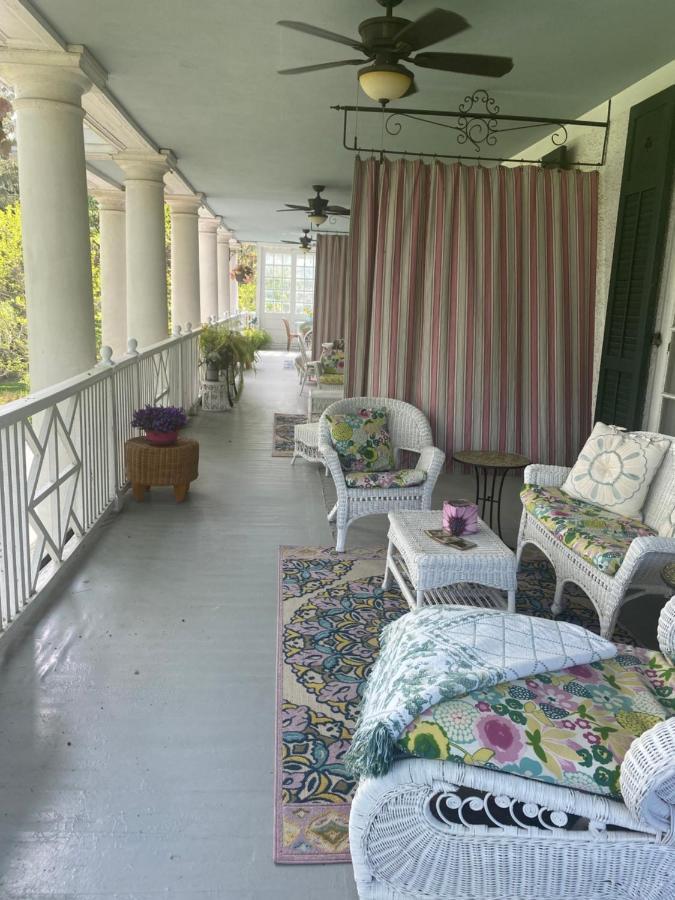 Montrose Inn Belleville Bagian luar foto