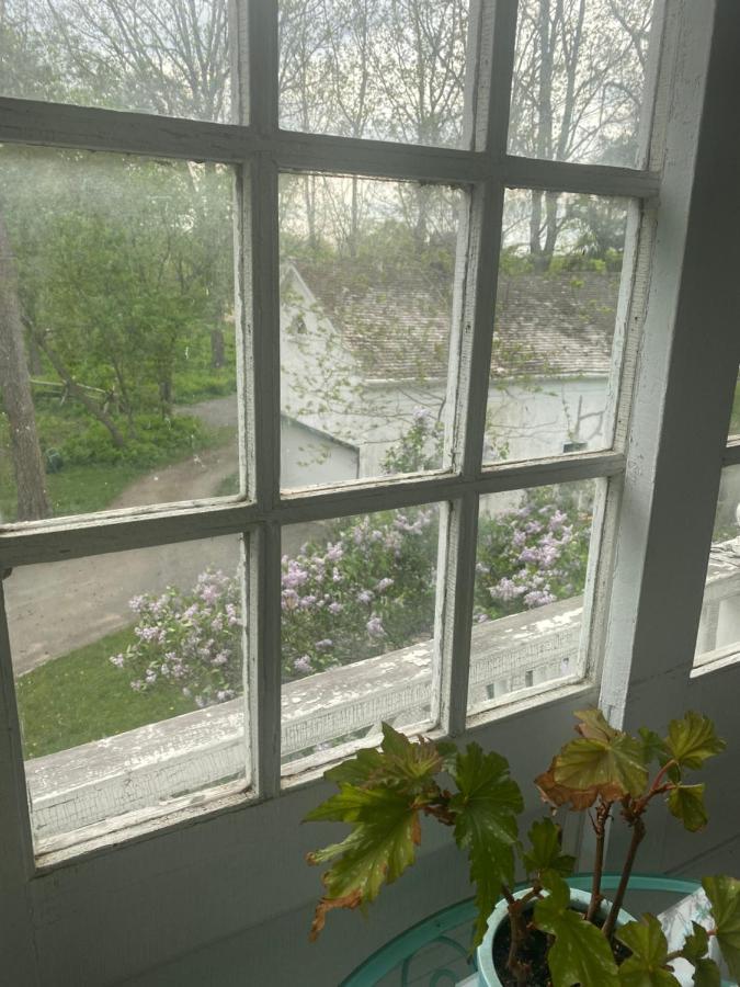 Montrose Inn Belleville Bagian luar foto