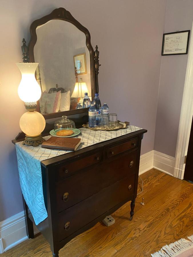 Montrose Inn Belleville Bagian luar foto