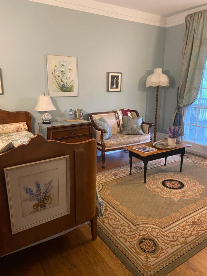 Montrose Inn Belleville Bagian luar foto