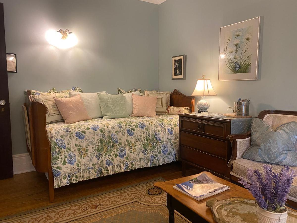 Montrose Inn Belleville Bagian luar foto