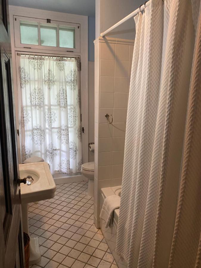Montrose Inn Belleville Bagian luar foto