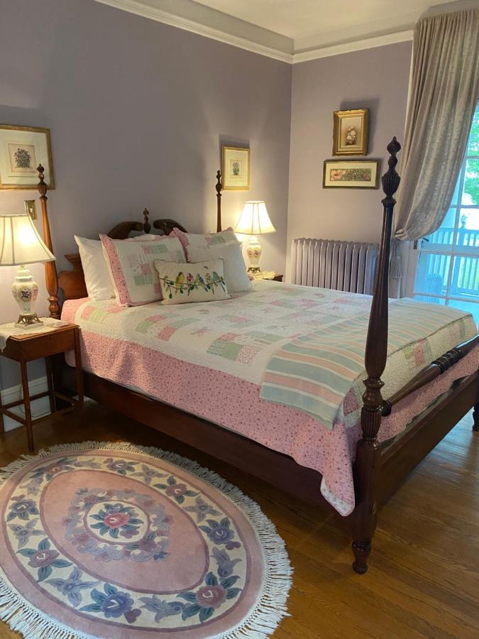 Montrose Inn Belleville Bagian luar foto