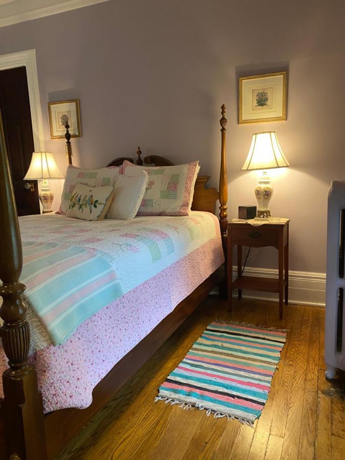 Montrose Inn Belleville Bagian luar foto