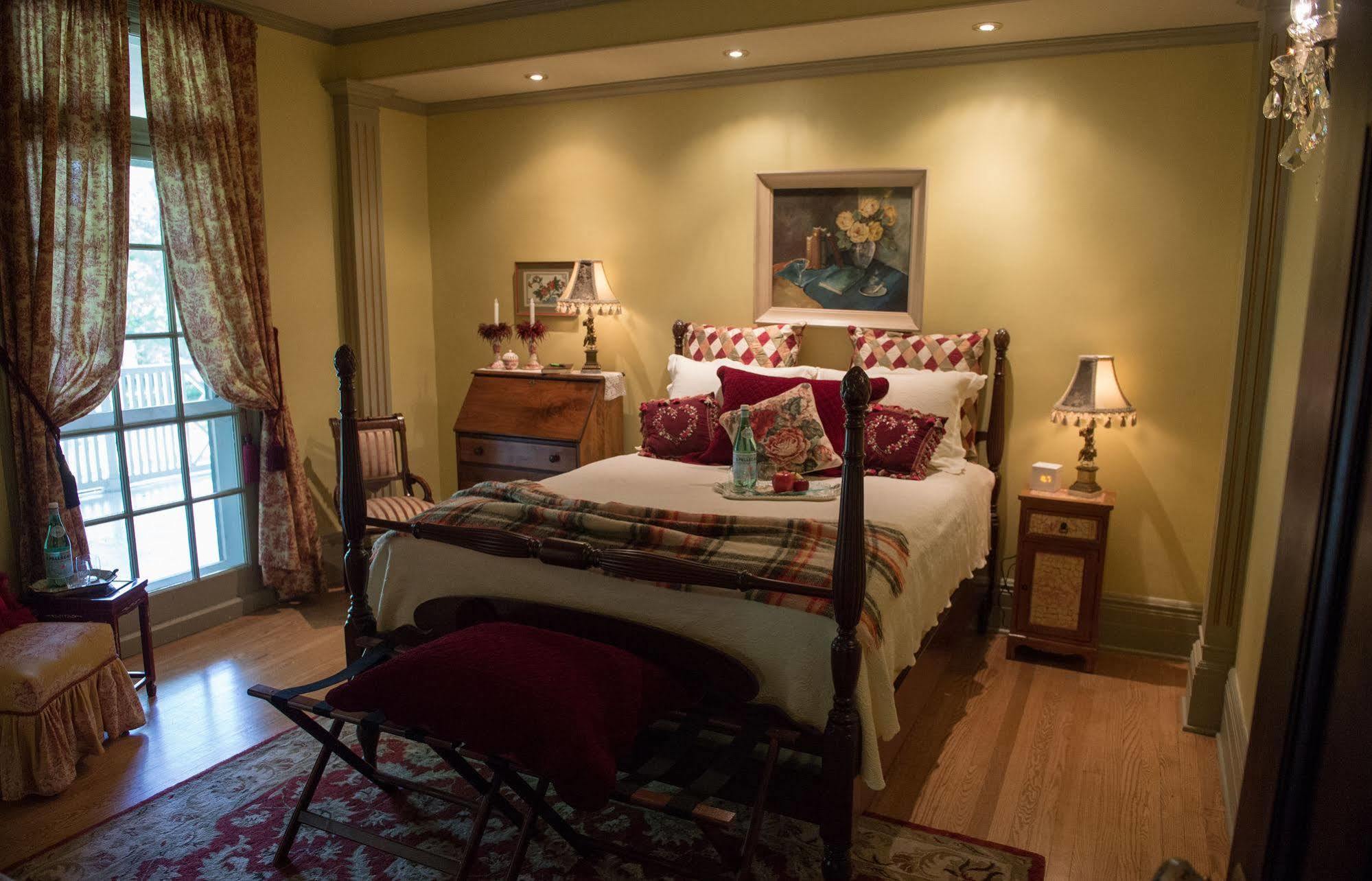 Montrose Inn Belleville Bagian luar foto
