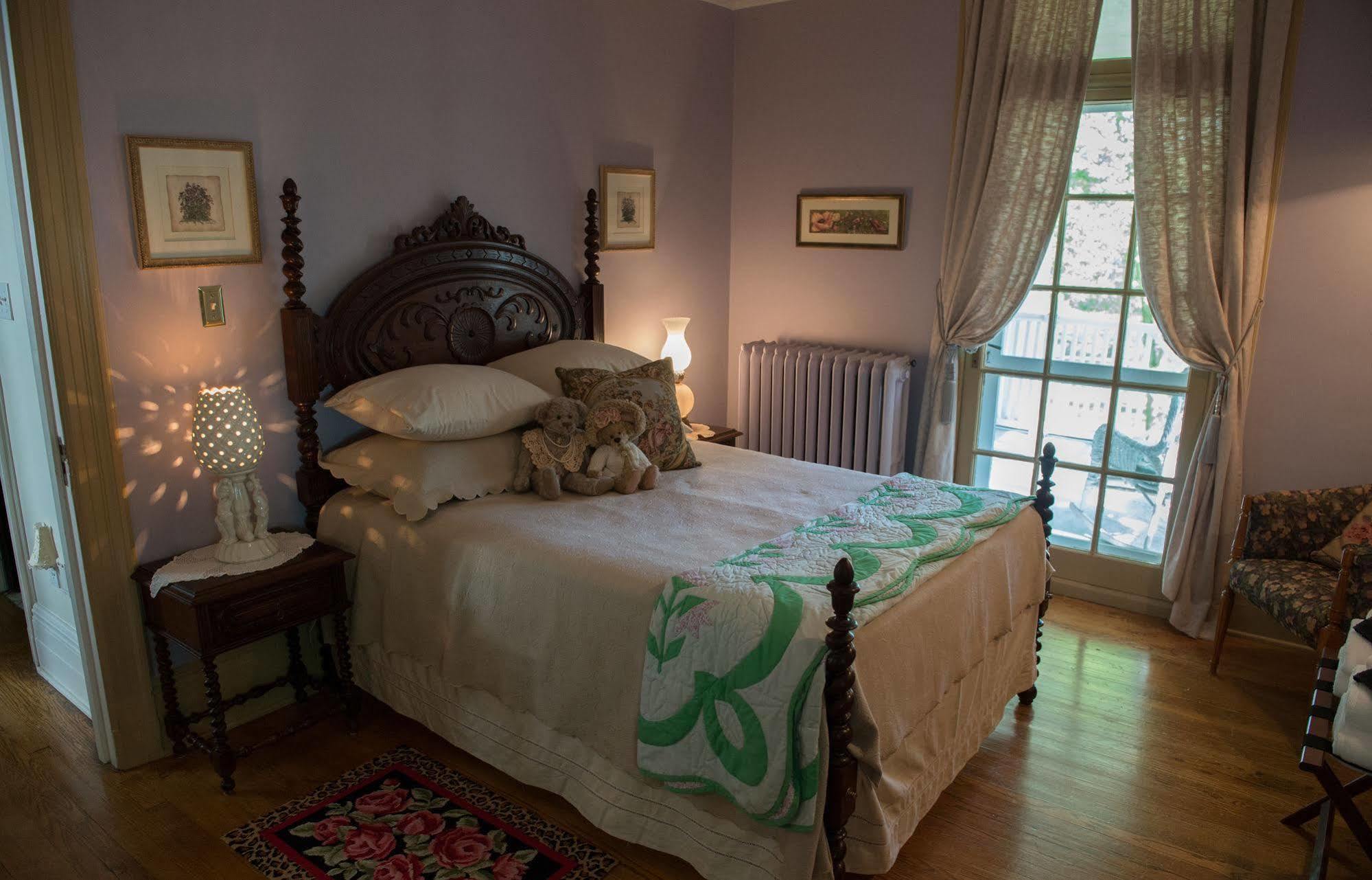 Montrose Inn Belleville Bagian luar foto