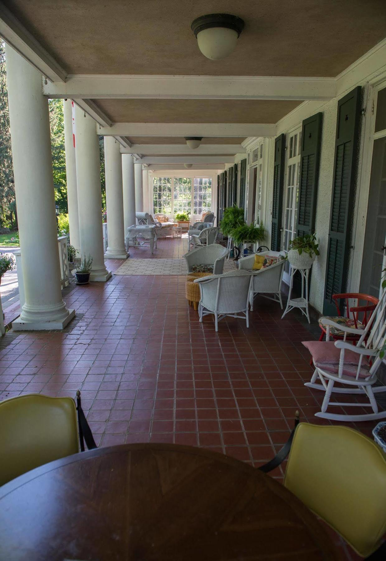 Montrose Inn Belleville Bagian luar foto