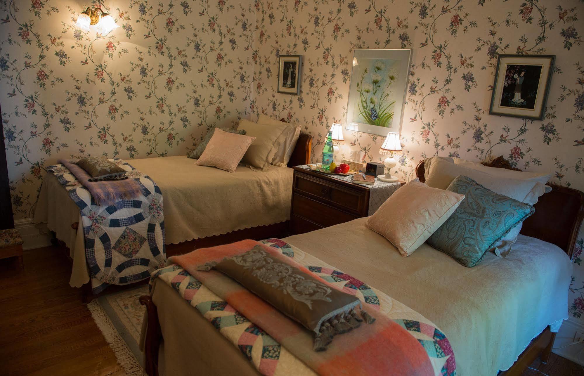 Montrose Inn Belleville Bagian luar foto