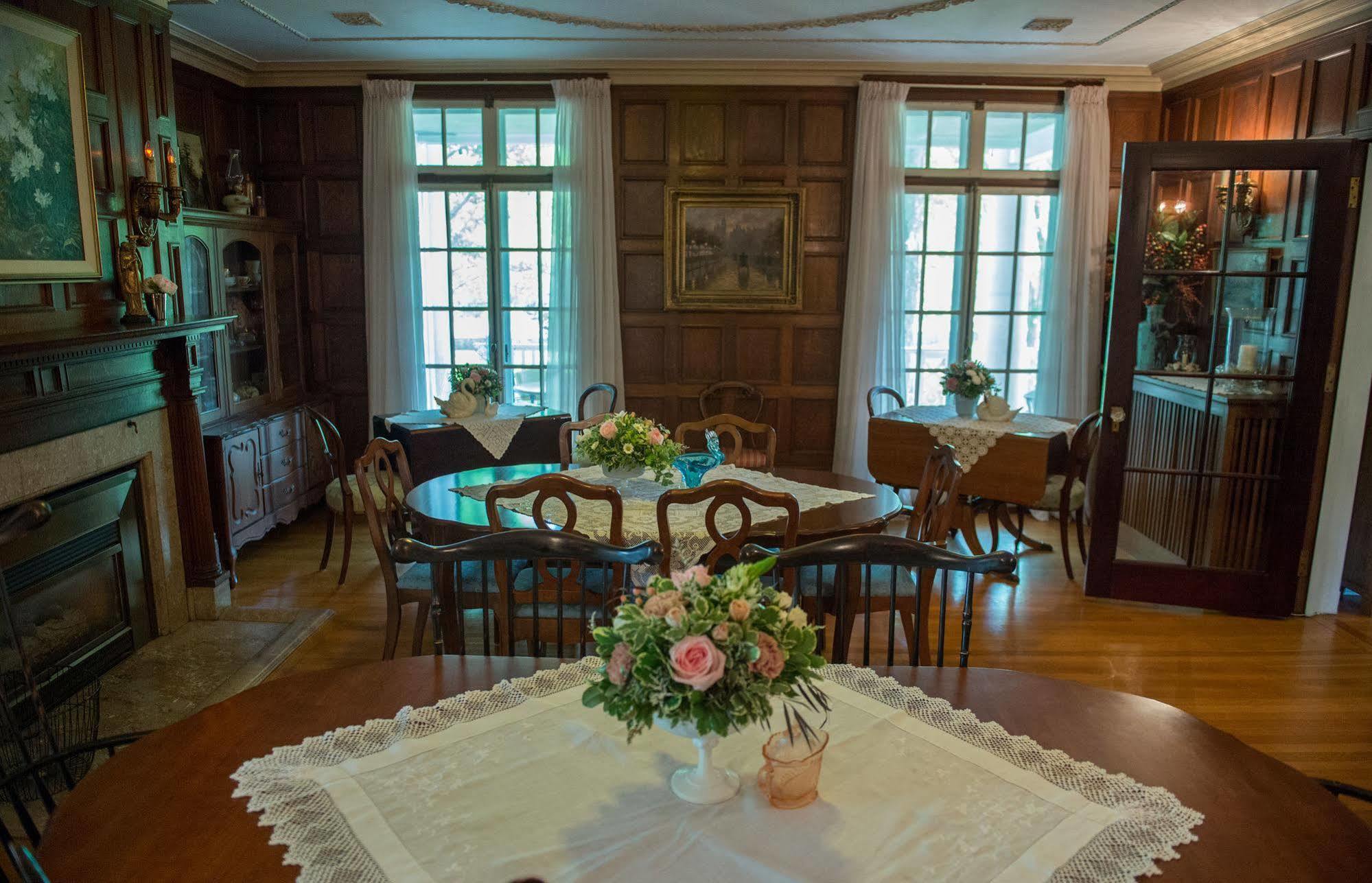 Montrose Inn Belleville Bagian luar foto