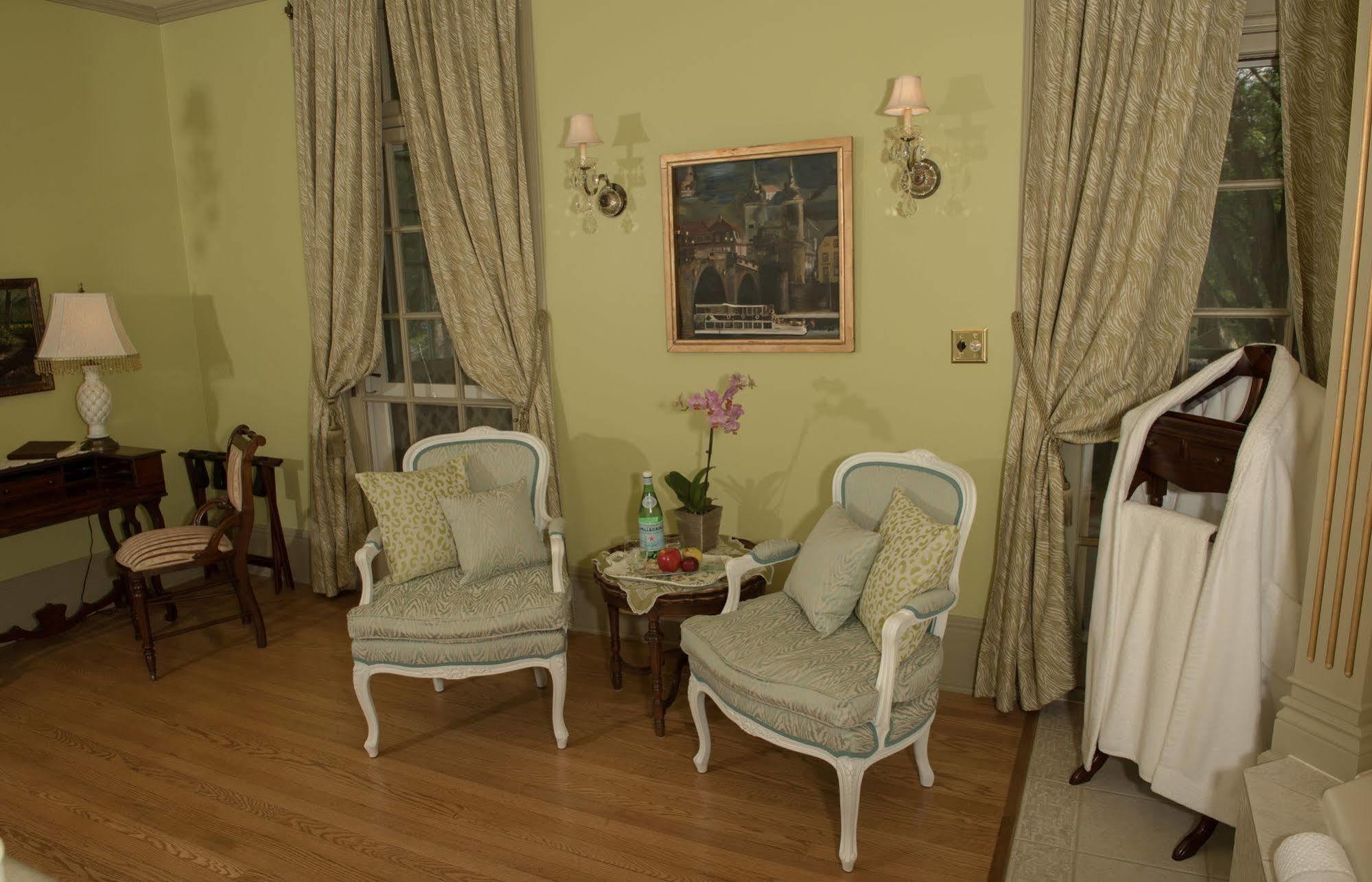 Montrose Inn Belleville Bagian luar foto
