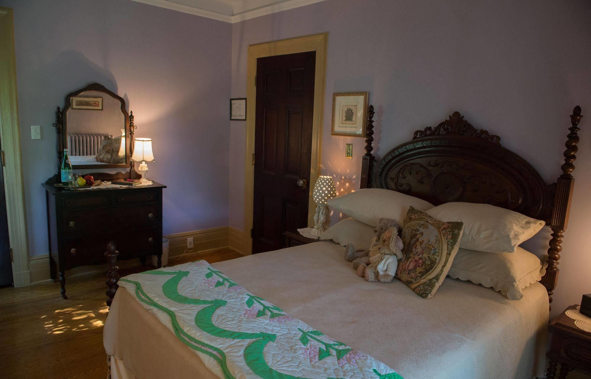 Montrose Inn Belleville Bagian luar foto