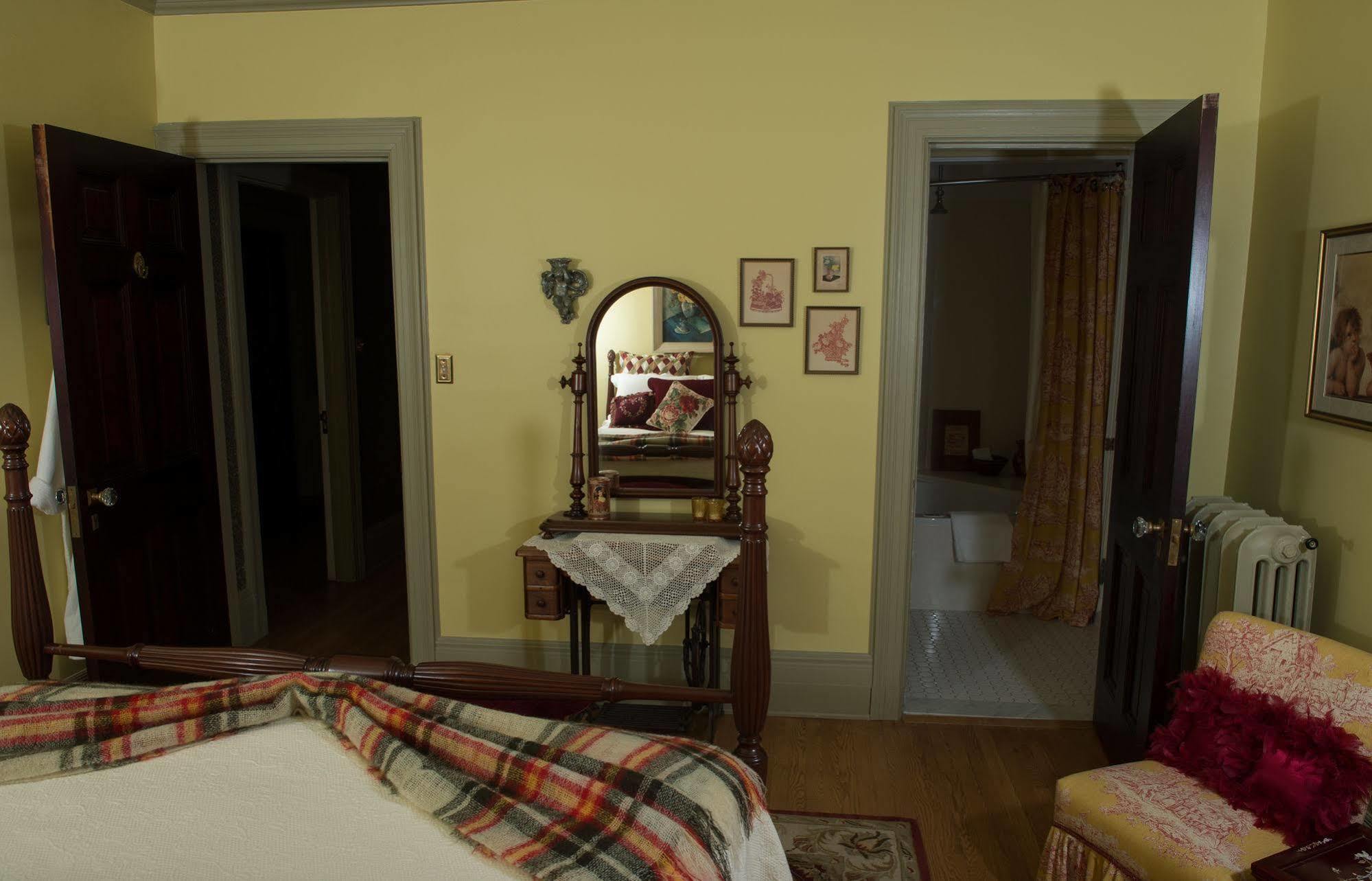Montrose Inn Belleville Bagian luar foto
