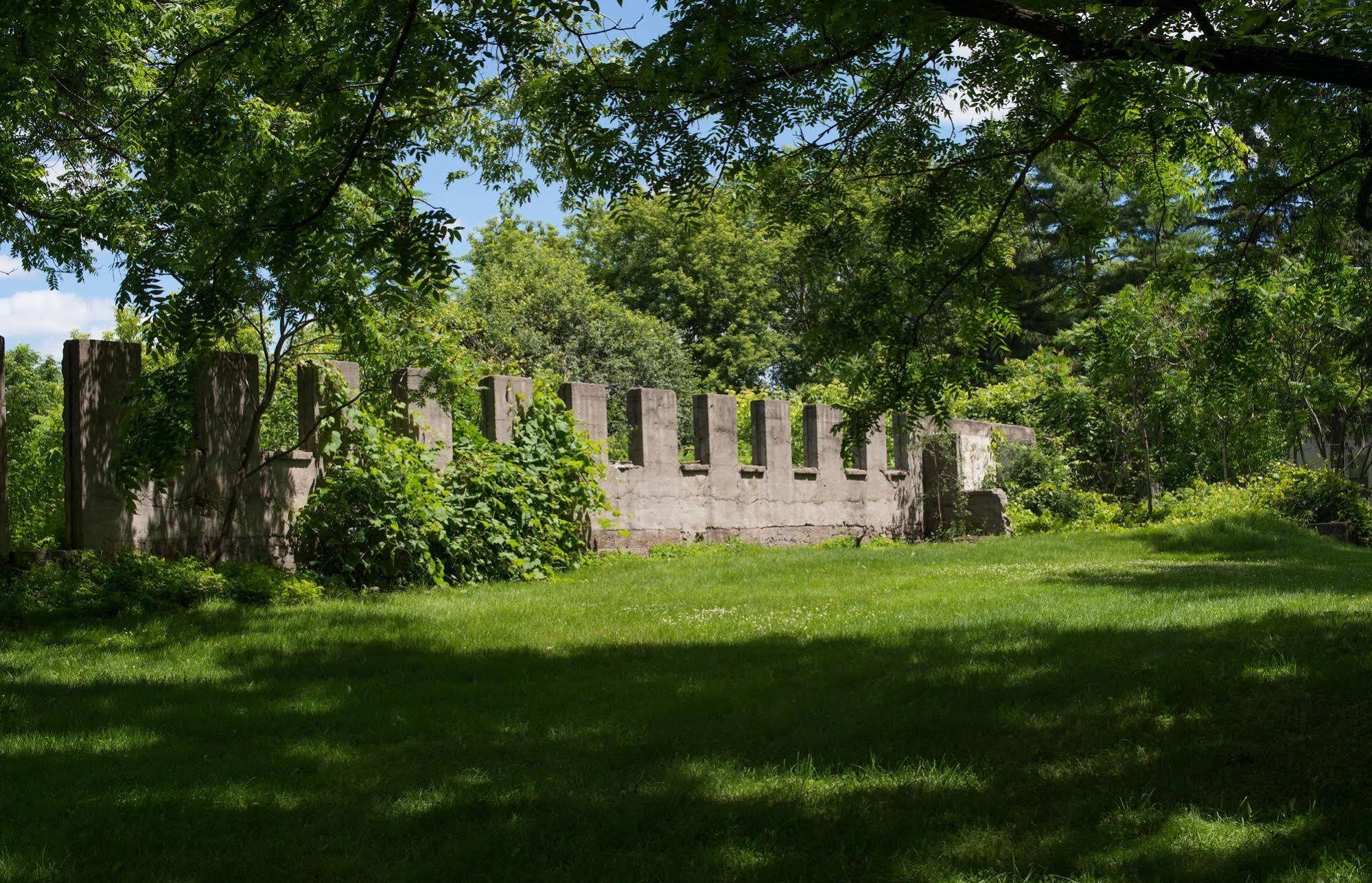 Montrose Inn Belleville Bagian luar foto